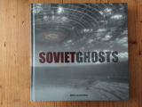 Litchfield, Rebecca (éd.) Soviet Ghosts: The Soviet Union Abandoned: A Communist Empire in Decay. 2014. Photographies